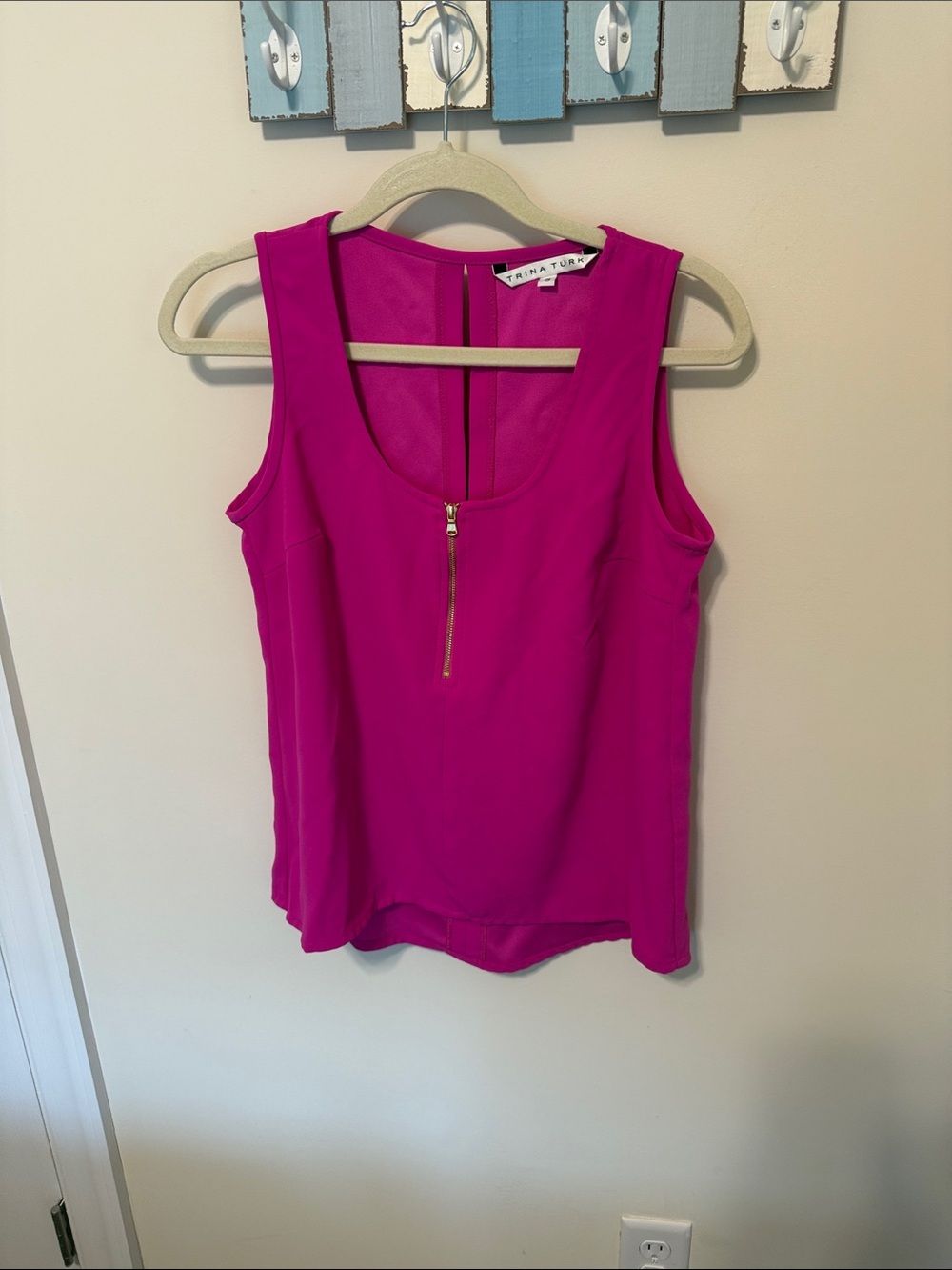 Trina Turk Women’s Bright Fuchsia Sleeveless Gold Tone Zip-Front Blouse / Size S